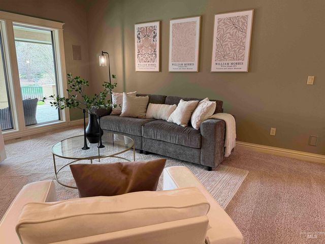 5280 N Lakemomt Ln, Garden City, ID 83714