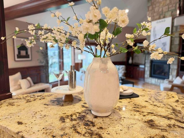 5280 N Lakemomt Ln, Garden City, ID 83714