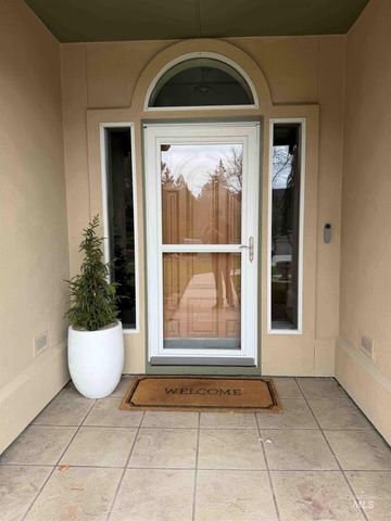 5280 N Lakemomt Ln, Garden City, ID 83714