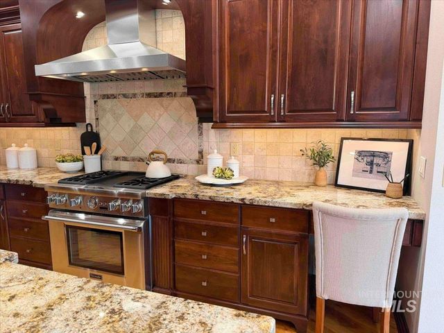 5280 N Lakemont Ln, Garden City, ID 83714