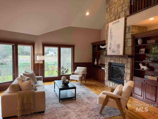 5280 N Lakemont Ln, Garden City, ID 83714