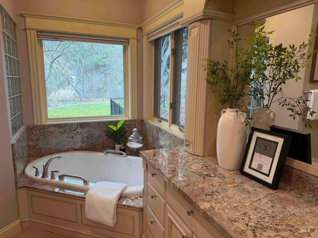 5280 N Lakemomt Ln, Garden City, ID 83714