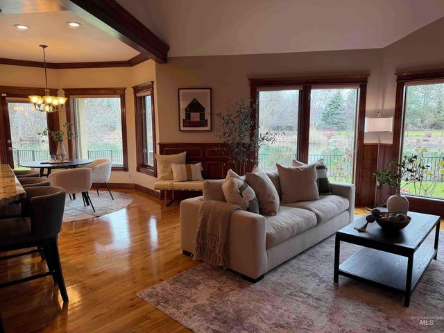 5280 N Lakemomt Ln, Garden City, ID 83714