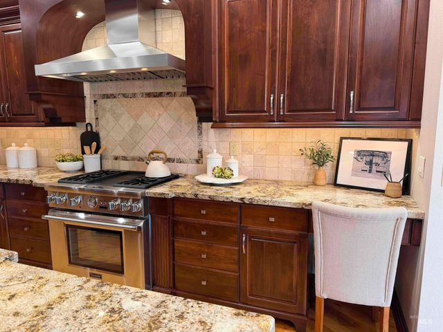 5280 N Lakemomt Ln, Garden City, ID 83714