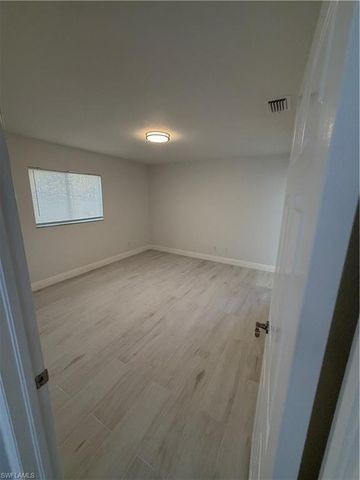 907 NE 17th TER, Cape Coral, FL 33909