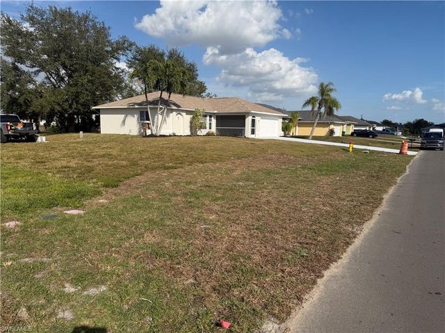 907 NE 17th TER, Cape Coral, FL 33909