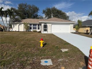 907 NE 17th TER, Cape Coral, FL 33909