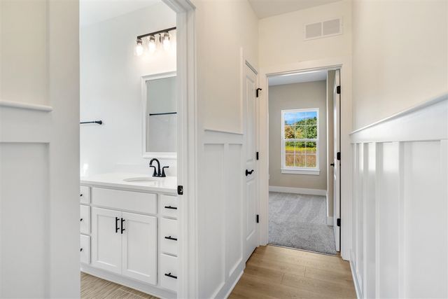 5033 Ikram Oaks Drive, Jackson, MI 49201