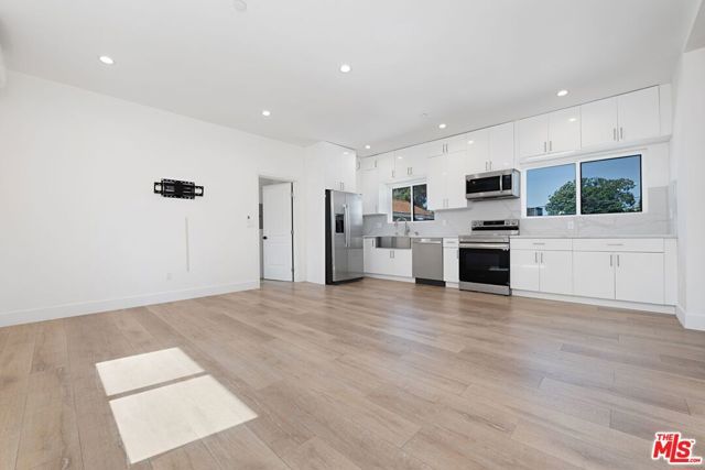 6266 Etiwanda Avenue 18254, Los Angeles, CA 91335