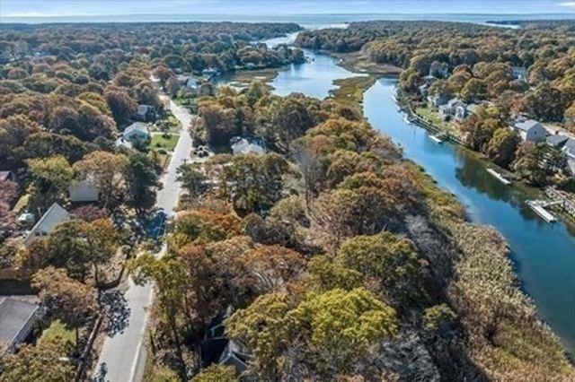 11 Madeline Rd, Falmouth, MA 02536