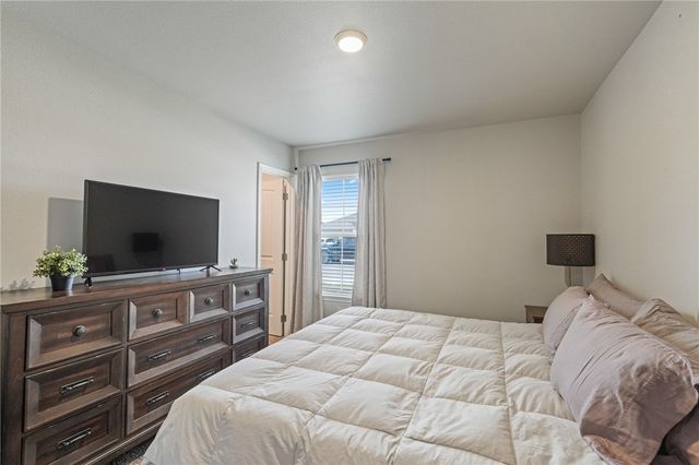 103 Donegal St, Sinton, TX 78387