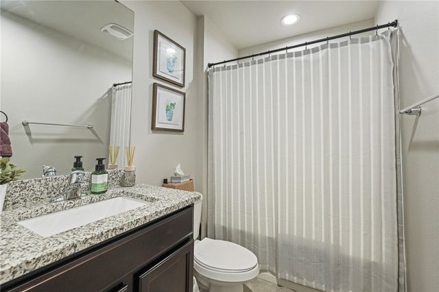 103 Donegal St, Sinton, TX 78387