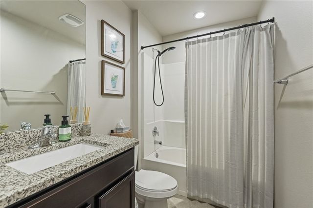 103 Donegal St, Sinton, TX 78387