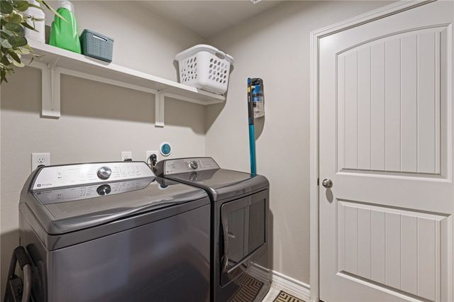 103 Donegal St, Sinton, TX 78387