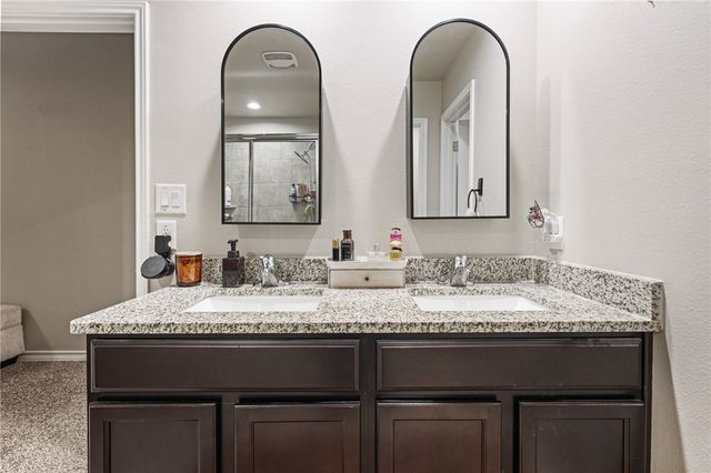 103 Donegal St, Sinton, TX 78387