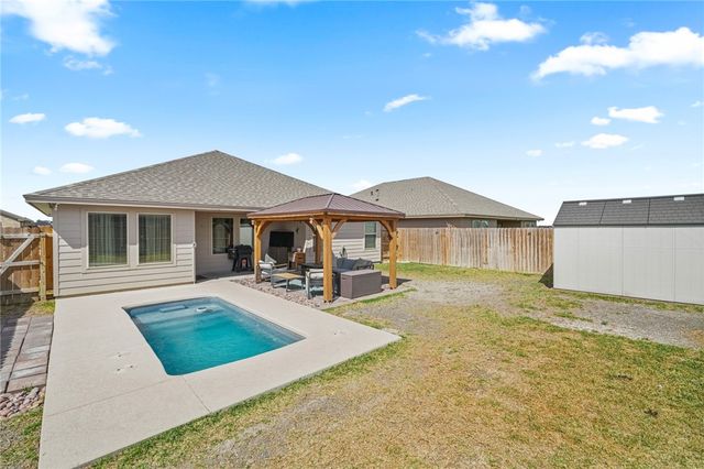 103 Donegal St, Sinton, TX 78387