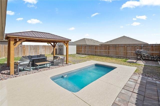 103 Donegal St, Sinton, TX 78387