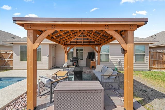 103 Donegal St, Sinton, TX 78387