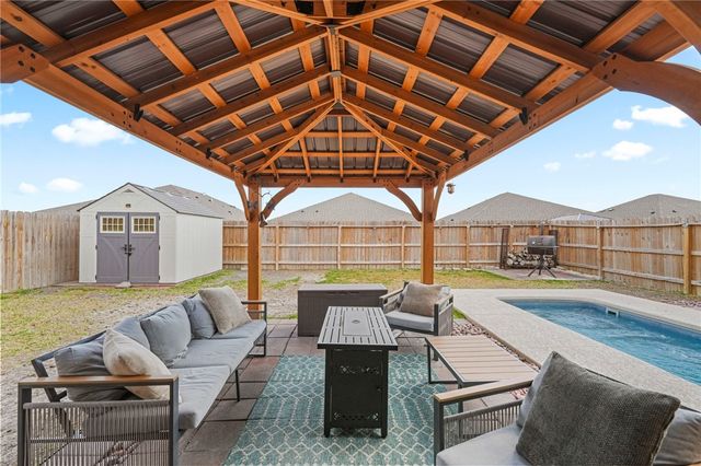 103 Donegal St, Sinton, TX 78387