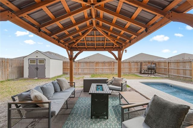 103 Donegal St, Sinton, TX 78387