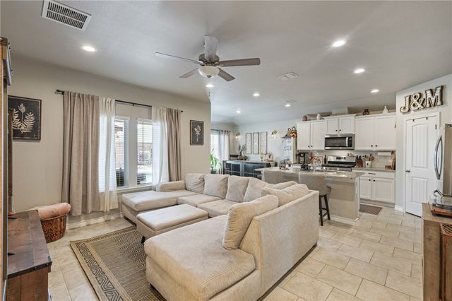 103 Donegal St, Sinton, TX 78387