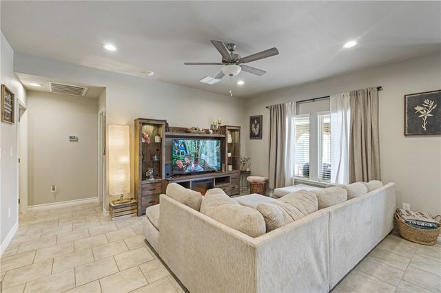 103 Donegal St, Sinton, TX 78387