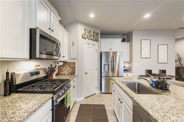 103 Donegal St, Sinton, TX 78387