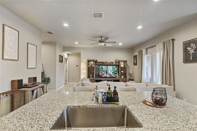 103 Donegal St, Sinton, TX 78387