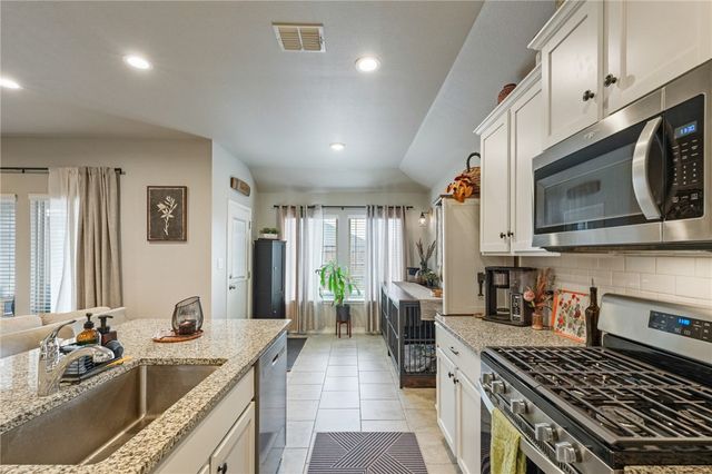 103 Donegal St, Sinton, TX 78387