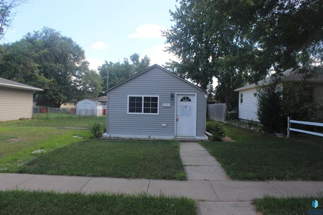 1011 E 13th St Street, Yankton, SD 57078