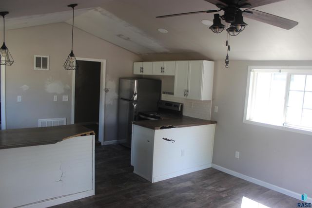1011 E 13th St Street, Yankton, SD 57078