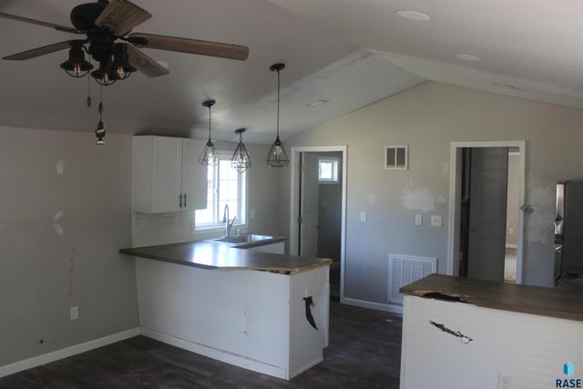 1011 E 13th St Street, Yankton, SD 57078