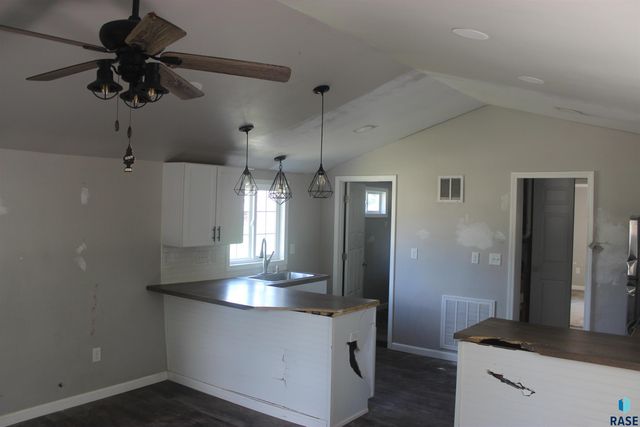 1011 E 13th St Street, Yankton, SD 57078