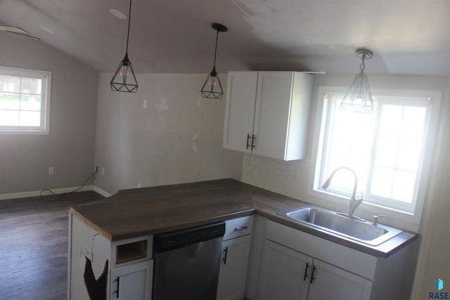 1011 E 13th St Street, Yankton, SD 57078