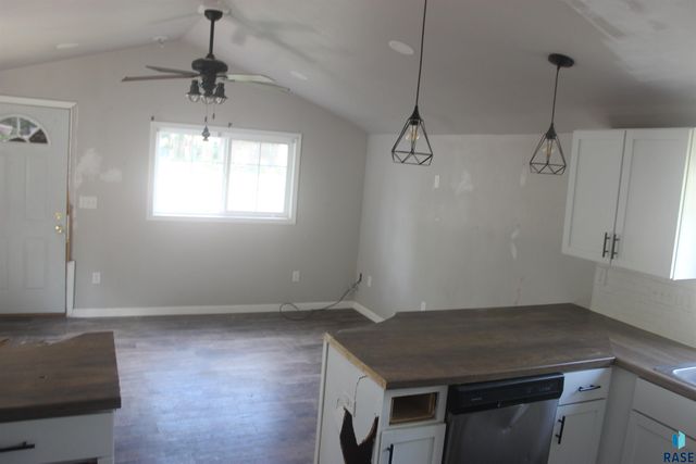 1011 E 13th St Street, Yankton, SD 57078