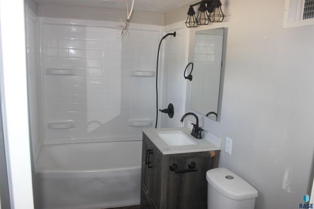 1011 E 13th St Street, Yankton, SD 57078