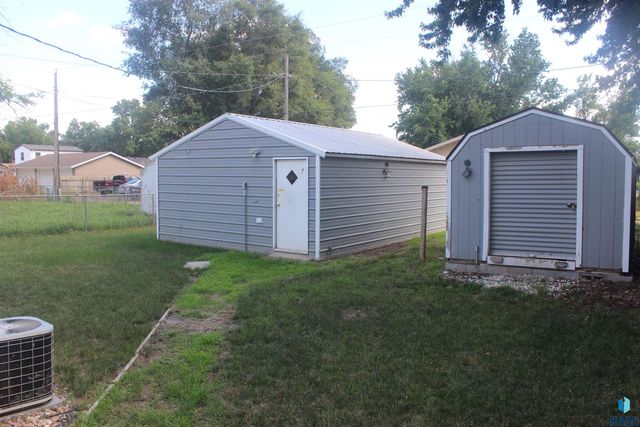 1011 E 13th St Street, Yankton, SD 57078