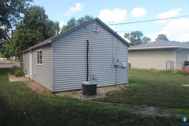 1011 E 13th St Street, Yankton, SD 57078