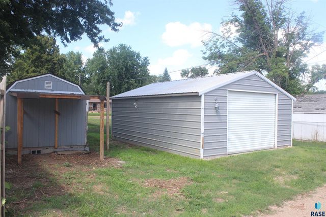 1011 E 13th St Street, Yankton, SD 57078