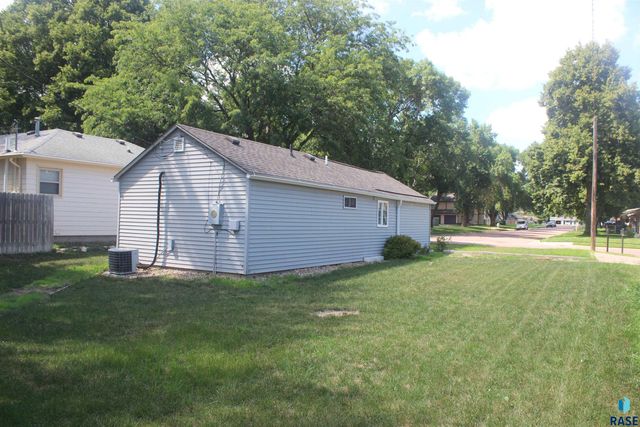 1011 E 13th St Street, Yankton, SD 57078