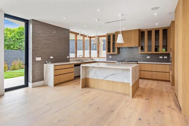 1030 Centinela, Santa Monica, CA 90403