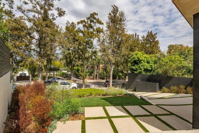 1030 Centinela, Santa Monica, CA 90403