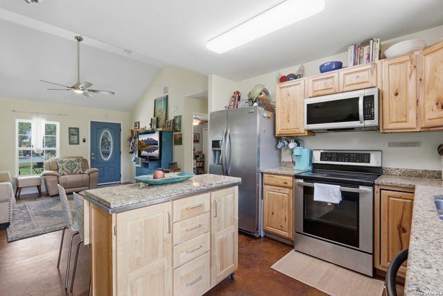 554 W Austin, Luling, TX 78648