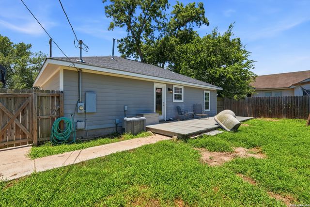 554 W Austin, Luling, TX 78648