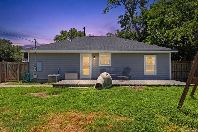 554 W Austin, Luling, TX 78648