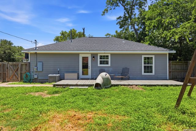 554 W Austin, Luling, TX 78648