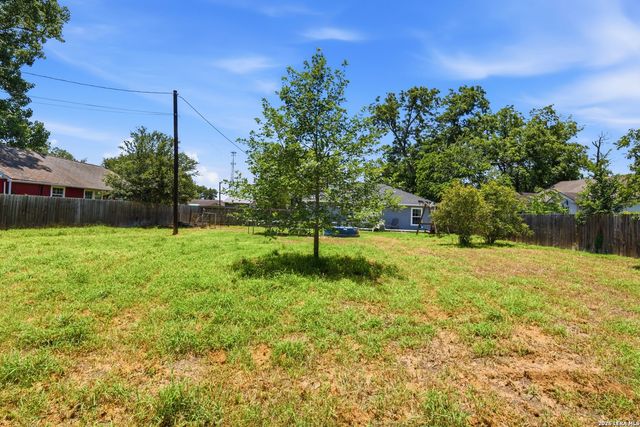 554 W Austin, Luling, TX 78648