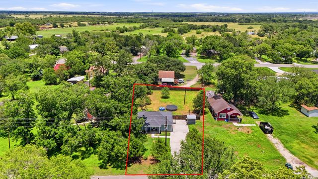554 W Austin, Luling, TX 78648