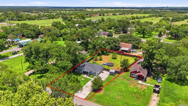 554 W Austin, Luling, TX 78648