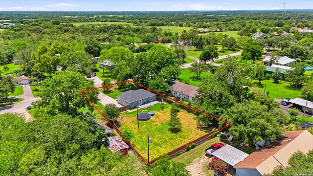 554 W Austin, Luling, TX 78648